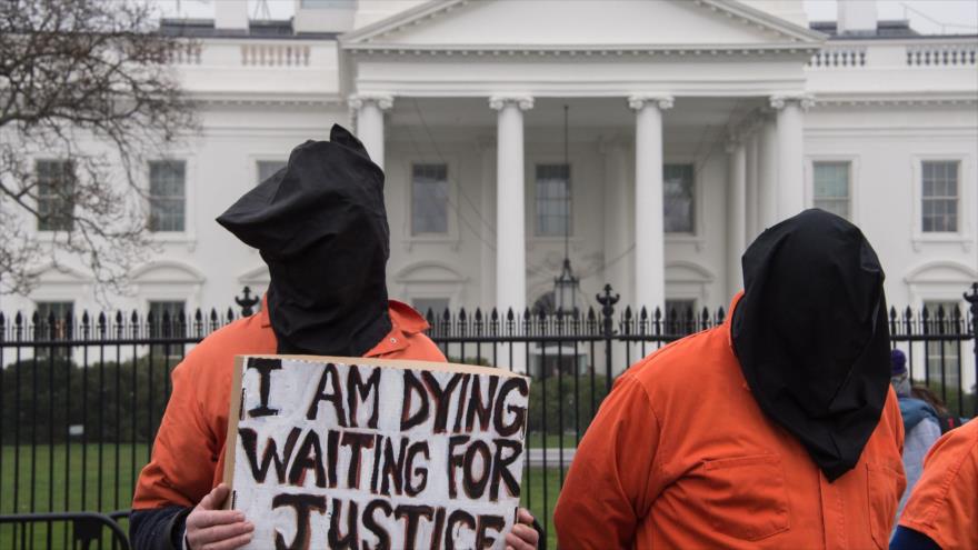 Activistas con la vestimenta que llevan los presos de Guantánamo protagonizan otra jornada de protesta contra ese centro de detención, congregados en las inmediaciones de la Casa Blanca, Washington (EE.UU.), 8 de enero de 2016.