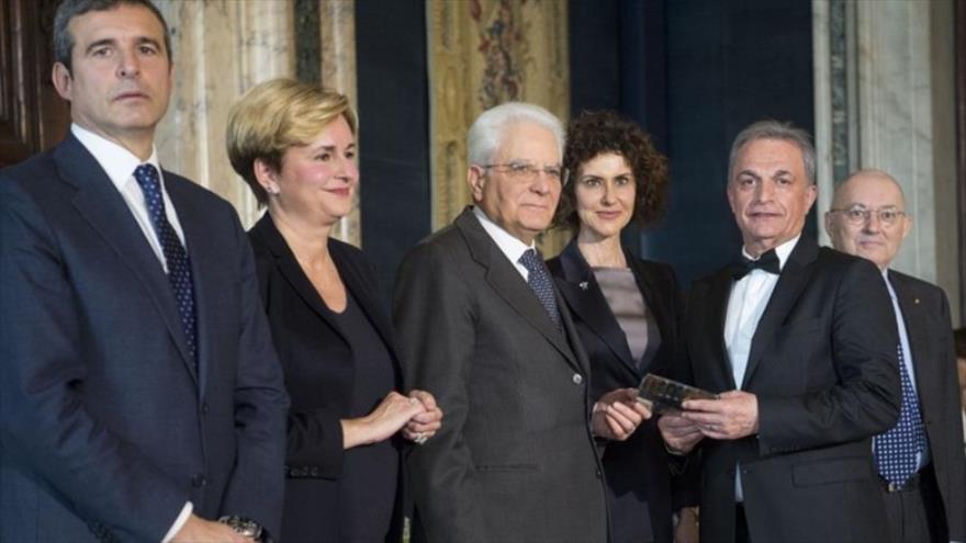 Ahmad Pur Falah, presidente de la Cámara de Comercio, Industria, Minas y Agricultura Irán-Italia, recibe el Premio Internacional Leonardo 2015 del presidente italiano, Sergio Mattarella, 7 de marzo de 2016.