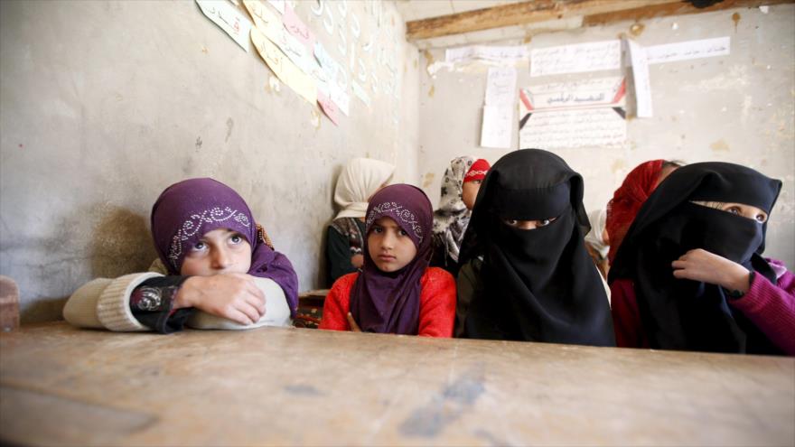 Niñas yemeníes asisten a sus clases en una escuela en Saná, capital de Yemen. 