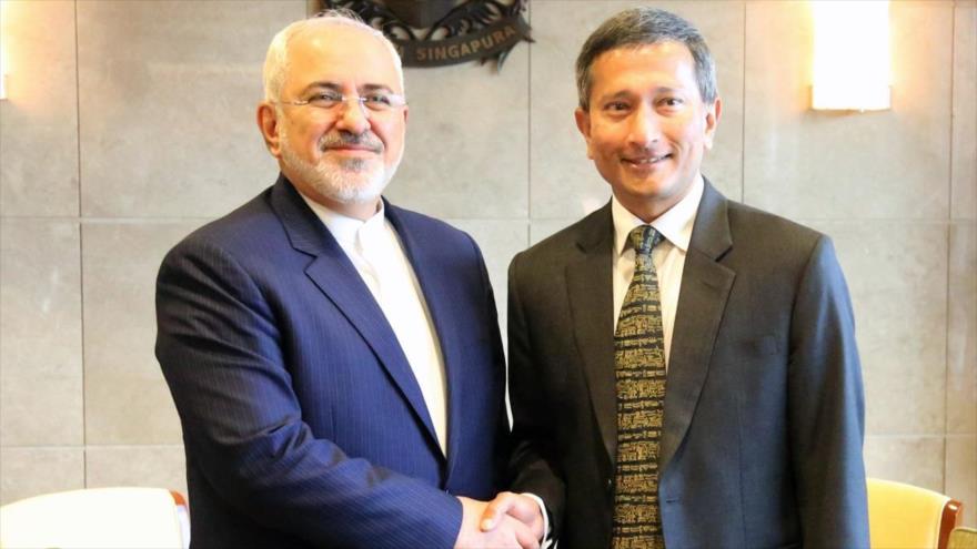 Los cancilleres de Irán y de Singapur, Mohamad Yavad Zarif (izda.), y Vivian Balakrishnan, respectivamente, se estrechan la mano durante un encuentro en la Ciudad de Singapur (capital), 8 de marzo de 2016.