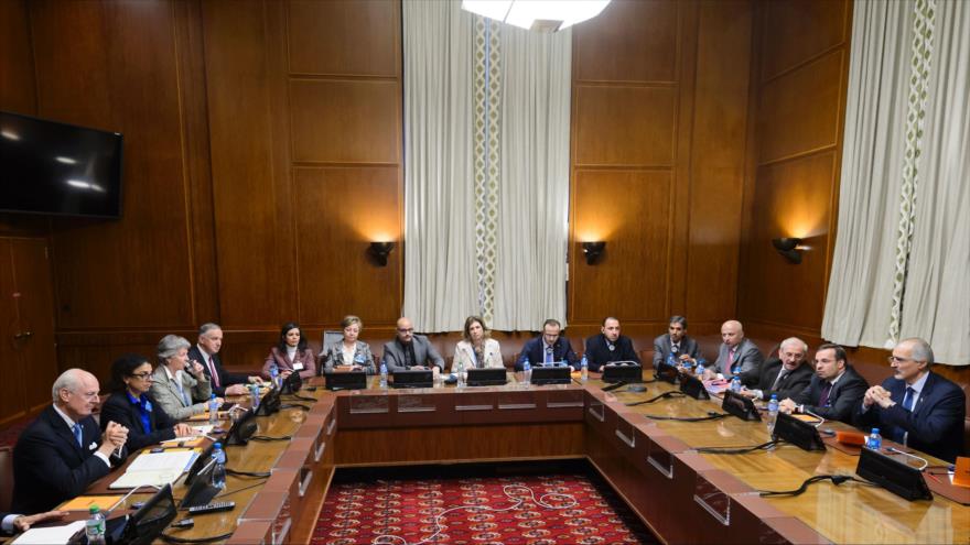 La delegación del Gobierno de Damasco se reúne con la delegación de la ONU en el marco de los diálogos intersirios en la ciudad suiza de Ginebra, 29 de enero de 2016.