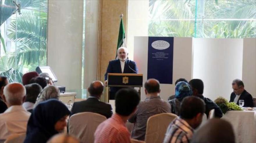 Mohamad Yavad Zarif, canciller de Irán, en una reunión con los iraníes residentes en Singapur, 8 de marzo de 2016.