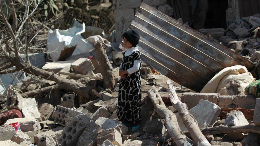 Una niña yemení entre las ruinas provocadas por bombardeos de Arabía Saudí y sus aliados en Saná, la capital de Yemen.