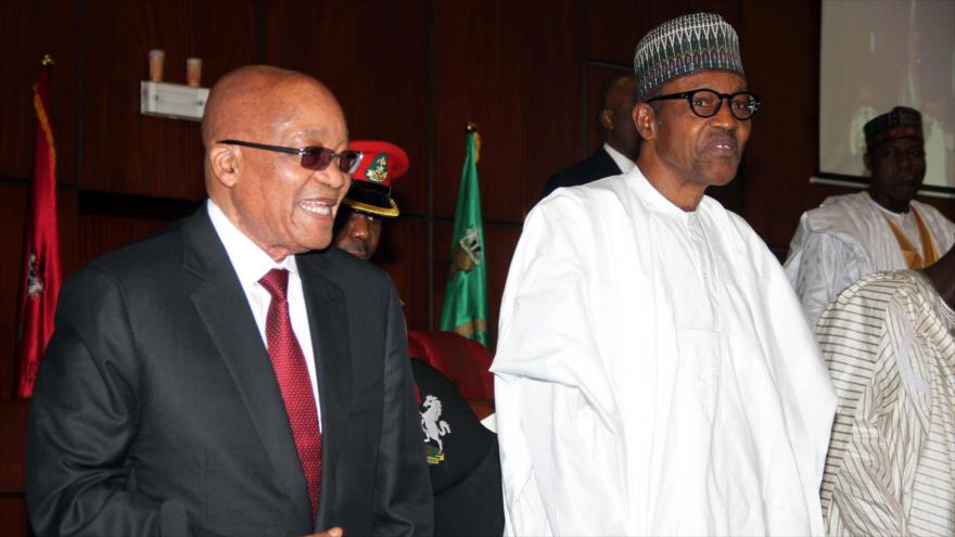 El presidente de Nigeria, Muhammadu Buhari (dcha.), y el presidente de Sudáfrica, Jacob Zuma, presentes en una sesión conjunta de la Asamblea Nacional en Abuja, capital nigeriana, 8 de marzo 2016.