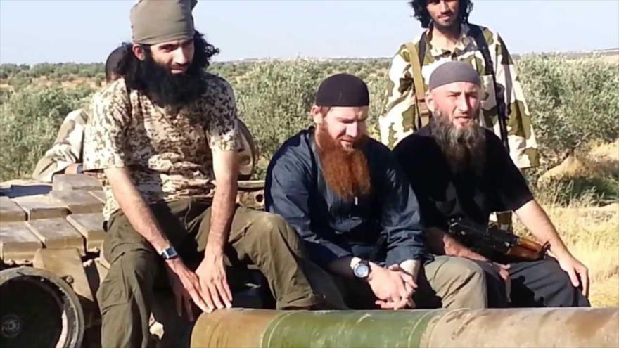Abu Omar al-Shishani (centro), un alto cargo del grupo terrorista EIIL (Daesh, en árabe).