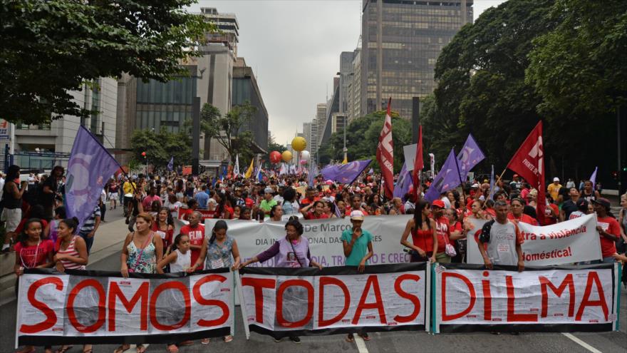 Las marchas del Día de la Mujer en Sao Paulo, capital de Brasil, apoyan a la presidenta Dilma Rousseff, el 8 de marzo de 2016.