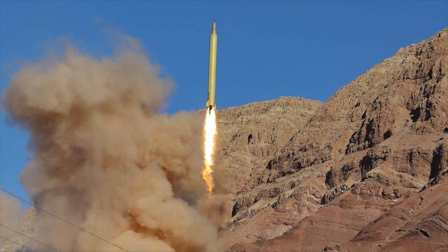 El momento del lanzamiento del misil balístico modelo Qadr en los montes de Alborz, en el norte de Irán, el 9 de marzo de 2016.