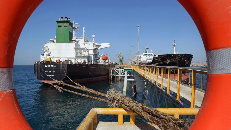 Dos buques petroleros iraníes en un terminal de carga de crudo en sur del país persa.