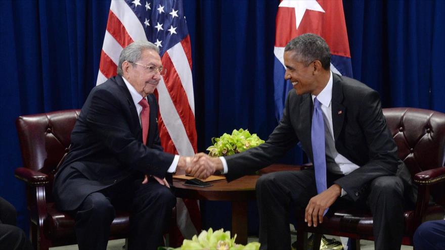 Los presidentes de EE.UU., Barack Obama (dcha.), y de Cuaba, Raúl Castro, estrechan manos en la sede de la ONU.