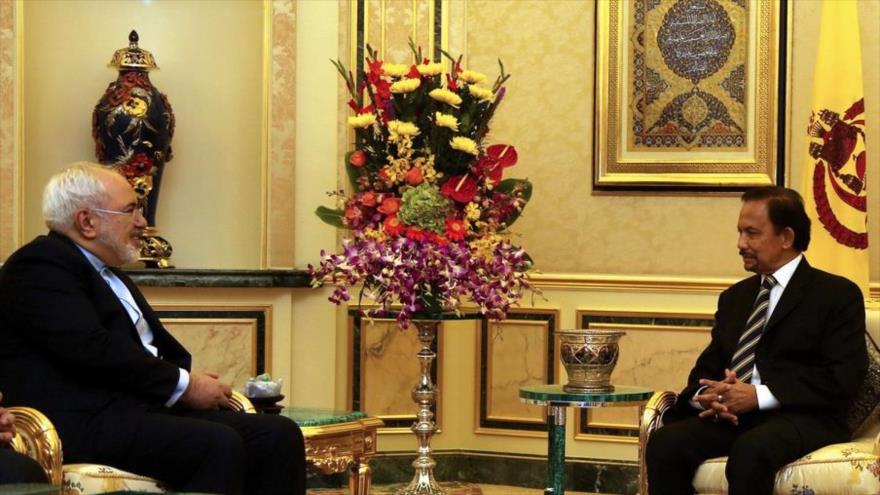 El canciller de Irán, Mohamad Yavad Zarif (izda.), y el sultán de Brunéi, Hassanal Bolkiah, se reúnen en Bandar Seri Begawan, capital bruneana, 9 de marzo de 2016.