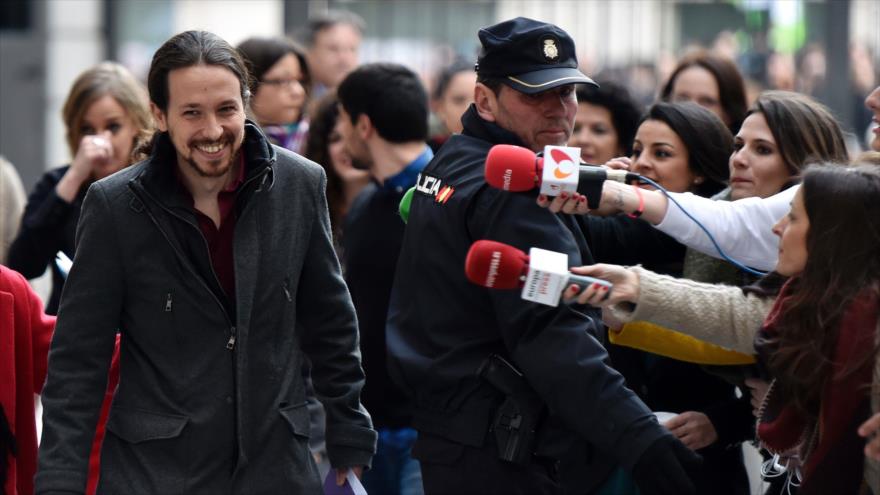 El secretario general del partido español Podemos, Pablo Iglesias, sonríe mientras llega a Las Cortes en la capital española, Madrid, para asistir a la segunda sesión de un debate parlamentario para votar la investidura del líder socialista, Pedro Sánchez, como presidente de Gobierno español. 4 de marzo de 2016
