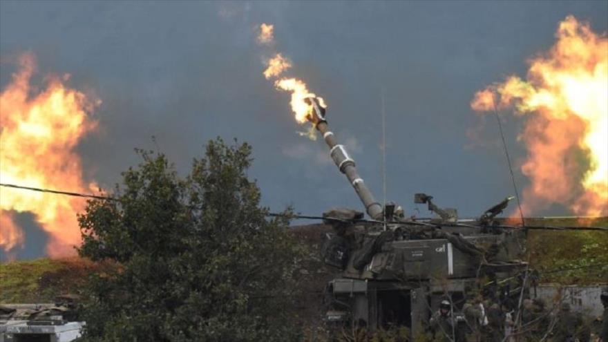 Artillería del ejército israelí lanza fuego contra El Líbano.
