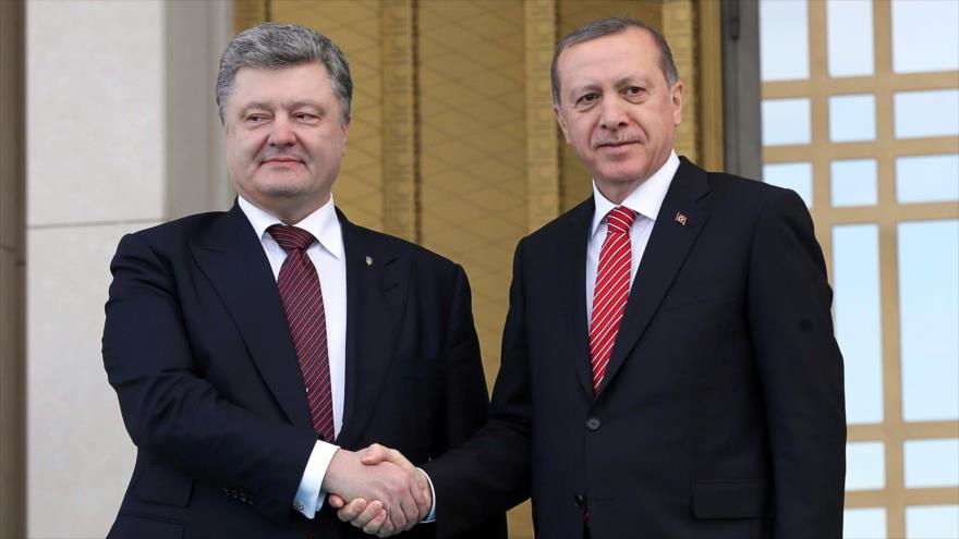 El presidente de Turquía, Recep Tayyip Erdogan (dcha.), estrecha la mano de su homólogo de Ucrania, Petro Poroshenko, a su llegada a la capital turca, Ankara. 9 de marzo de 2016