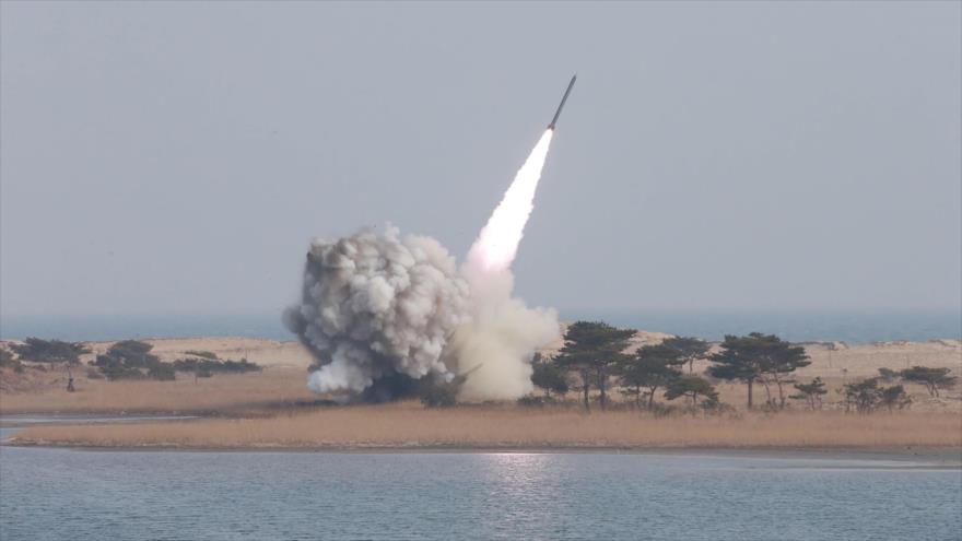 Una imagen publicada el 4 de marzo de 2016 por la agencia estatal norcoreana KCNA, de una prueba de misiles realizada por Pyonyang en un lugar desconocido.