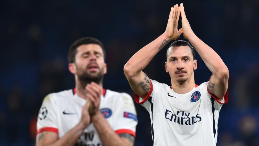 El delantero sueco del París Saint-Germain Zlatan Ibrahimovic (dcha.) y su compañero celebran su victoria contra el Chelsea en los octavos de final de la Liga de Campeones.