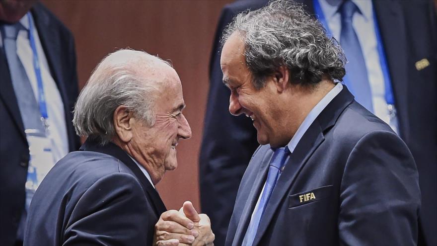 El expresidente de la FIFA Joseph Blatter (izqda.) y Michel Platini, presidente suspendido de la UEFA.