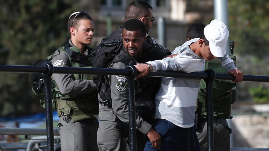 Soldados israelíes catean a un palestino en la Puerta de Damasco, en Al-Quds.