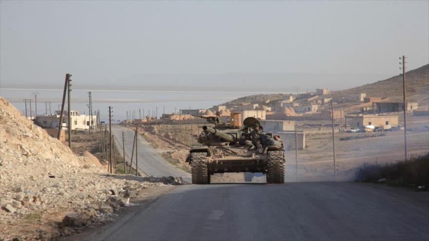 Fuerzas del Ejército sirio conducen un tanque en una carretera durante una operación militar contra el grupo terrorista de Daesh en las ciudades de Zarur y Janaser, en la provincia de Alepo, 26 de febrero de 2016.