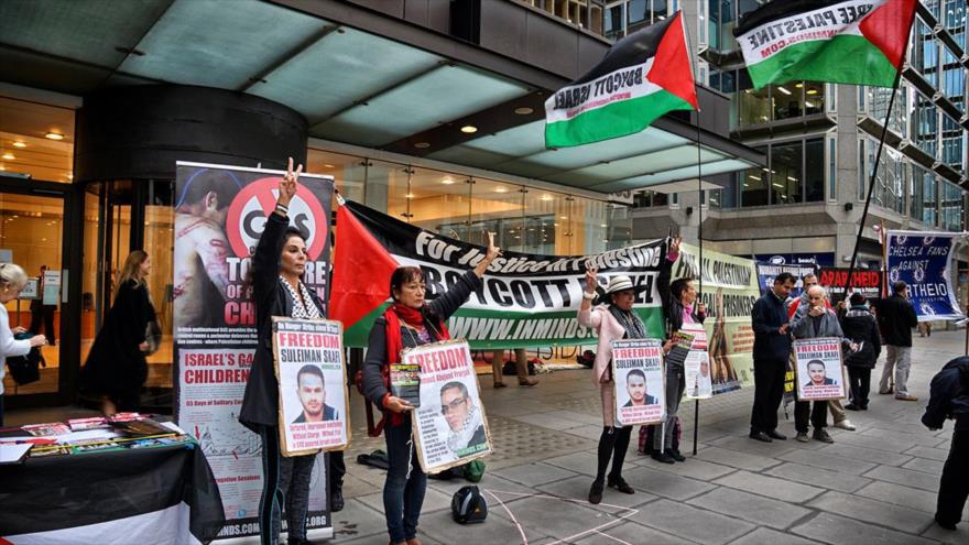 Manifestantes pro-palestinos protestan delante de la oficina central de la compañía de seguridad privada británica G4S, 8 de octubre de 2015.