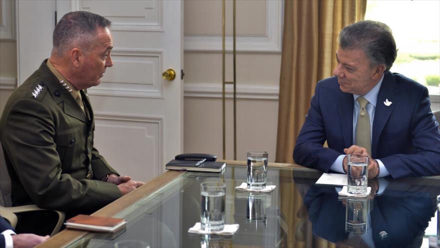 Juan Manuel Santos (dcha.), presidente de Colombia, se reúne con Joseph Dunford, jefe del Estado Mayor Conjunto de las Fuerzas Armadas de EE.UU., Colombia, 10 de marzo de 2016.