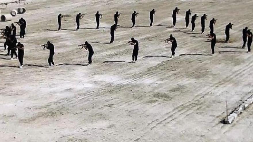 Terroristas de Daesh durante una sesión de entrenamiento.