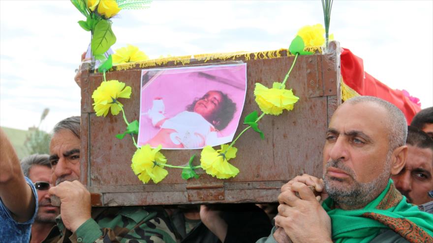 El iraquí Samir Wais (dcha.) lleva el ataúd de su hija de 3 años, Fatima, que murió después de un ataque químico del grupo terrorista EIIL (Daesh, en árabe) contra la ciudad de Taza, en el sur de la provincia de Kirkuk, 11 de marzo de 2016.