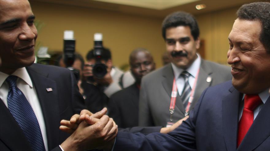 El presidente de EE.UU. Barack Obama (izqda.), y el expresidente venezolano Hugo Chávez.
