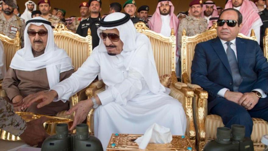 El rey de Arabia Saudí, Salman bin Abdulaziz Al Saud (centro), junto al presidente egipcio, Abdel Fatah al-Sisi (dcha.), y el emir kuwaití, el sheij Sabah al-Ahmad al-Yaber Al Sabah, durante el ejercicio militar llamado "Trueno del Norte".