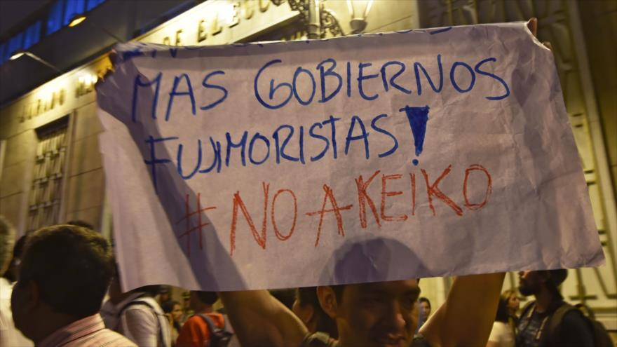 Los peruanos se manifiestan contra la candidata presidencial, Keiko Fujimori, en Lima (capital), 11 de marzo de 2016.