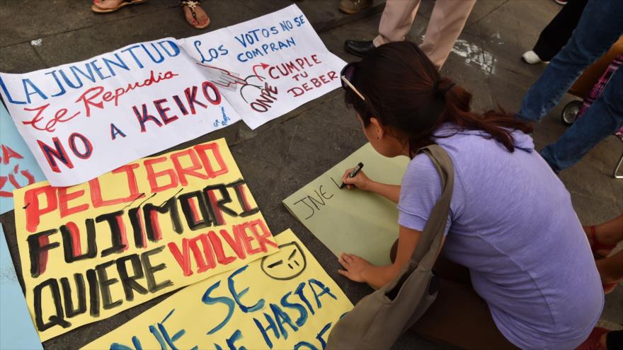 Una mujer escribe lemas contra la candidata presidencial peruana, Keiko Fujimori, durante una protesta en Lima (capital), 11 de marzo de 2016.