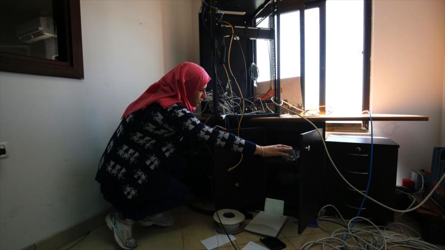 Una empleada de Palestine Today inspecciona los daños provocados a las propiedades del canal como consecuencia de un ataque israelí, 11 de marzo de 2016.