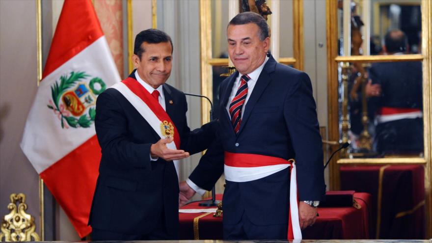 El presidente de Perú, Ollanta Humala (izqda), junto al excandidato oficialista a la presidencia Daniel Urresti.