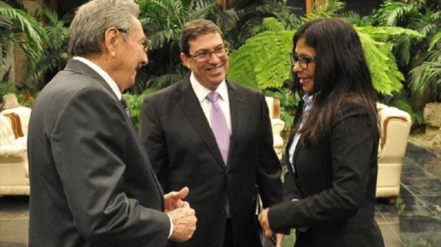 El presidente cubano, Raúl Castro (izqda), recibe a la canciller venezolana, Delcy Rodríguez, en La Habana, capital de Cuba. 11 de marzo de 2016