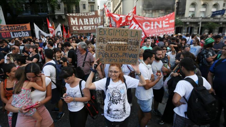 Una multitudinaria manifestación en la porteña Plaza de Mayo para protestar contra los despidos y el “ajustazo” del Gobierno de Macri.
