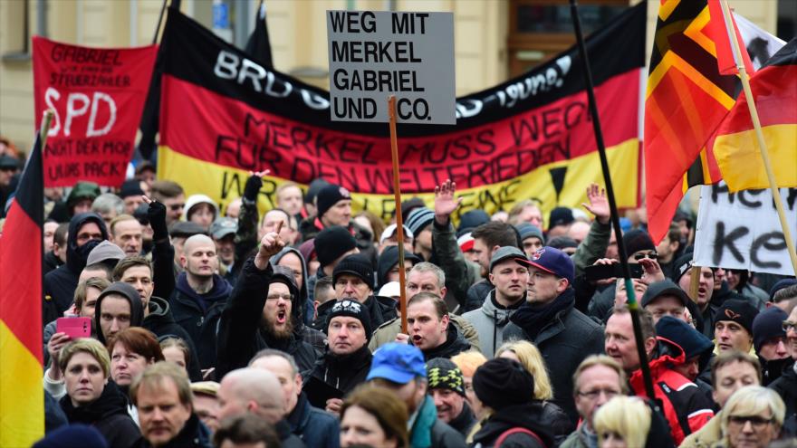 Manifestación de grupos de extrema derecha alemana en Berlín contra de la canciller Angela Merkel y sus políticas de acogimiento de los de refugiados,12 de marzo 2016.