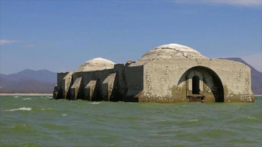 Un templo del siglo XVI resurge de las aguas de la presa debido a la sequía en México.