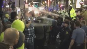 Policía de EEUU ataca con gas pimienta a opositores de Trump