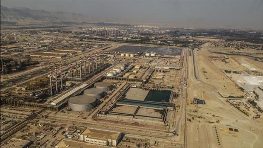 Esta foto muestra la refinería Estrella del Golfo Pérsico que se está construyendo en Bandar Abás (sur de Irán).