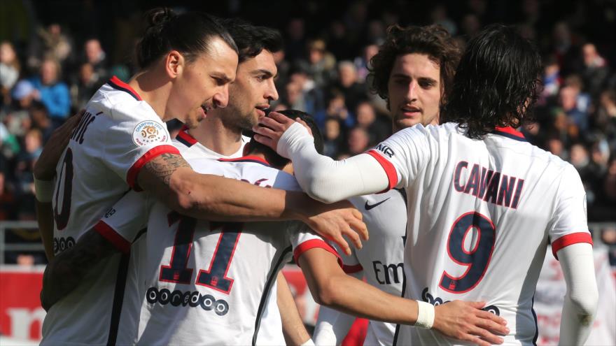 Los jugadores del París SG celebran un gol de Zlatan Ibrahimovic (izqda.) contra el Troyes durante el partido de la liga francesa, 13 de marzo de 2016.