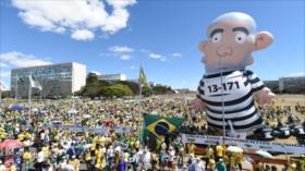Miles se manifiestan en Brasil para exigir la destitución de Rousseff