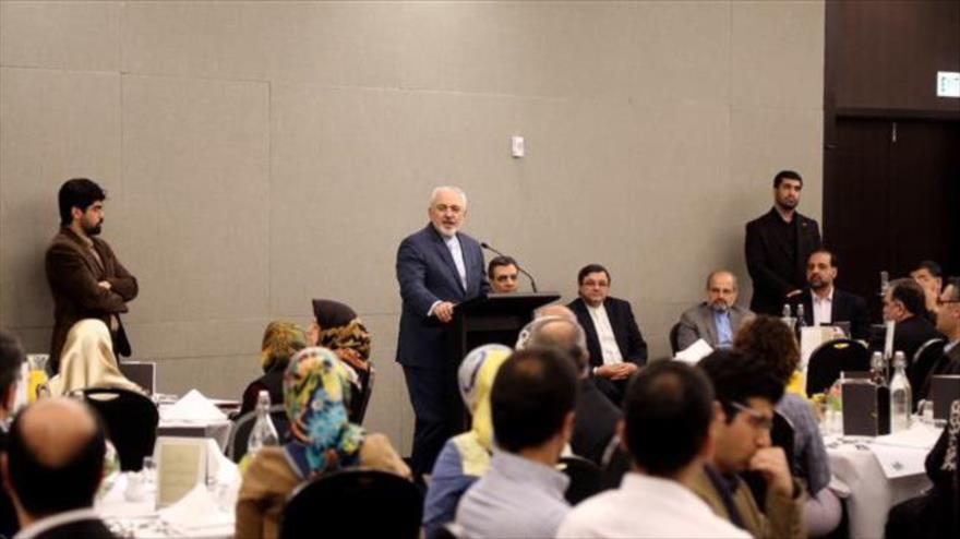 El canciller iraní, Mohamad Yavad Zarif, se reúne con los ciudadanos iraníes residentes en Nueva Zelanda, 13 de marzo de 2016.