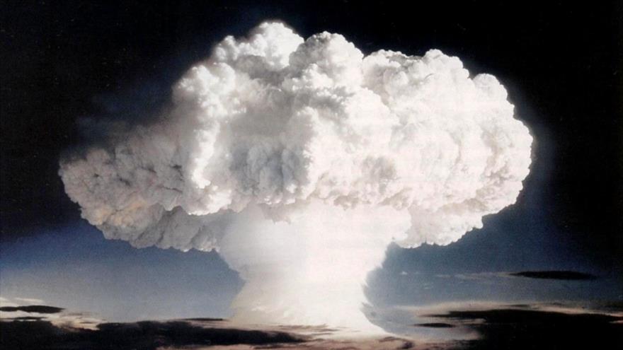 Nube causada después de la explosión controlada de la bomba de hidrógeno Ivy Mike estadounidense.