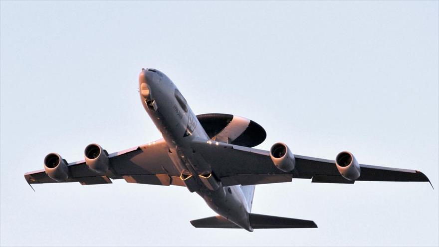 Avión de espionaje AWACS, de fabricación estadounidense.