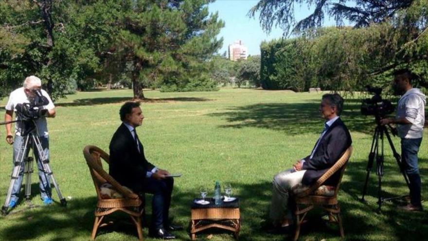 Mauricio Macri (dcha.), presidente de Argentina, da su primera entrevista televisiva, 13 de marzo de 2016.