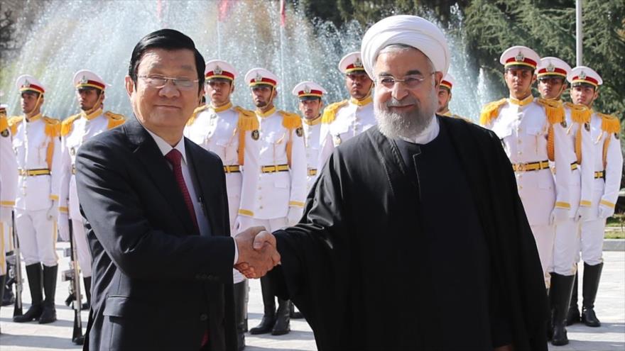 Los presidentes de Irán y Vietnam, Hasan Rohani (dcha.), y Truong Tan Sang, respectivamente, se estrechan la mano en Teherán, capital iraní. 14 de marzo de 2016