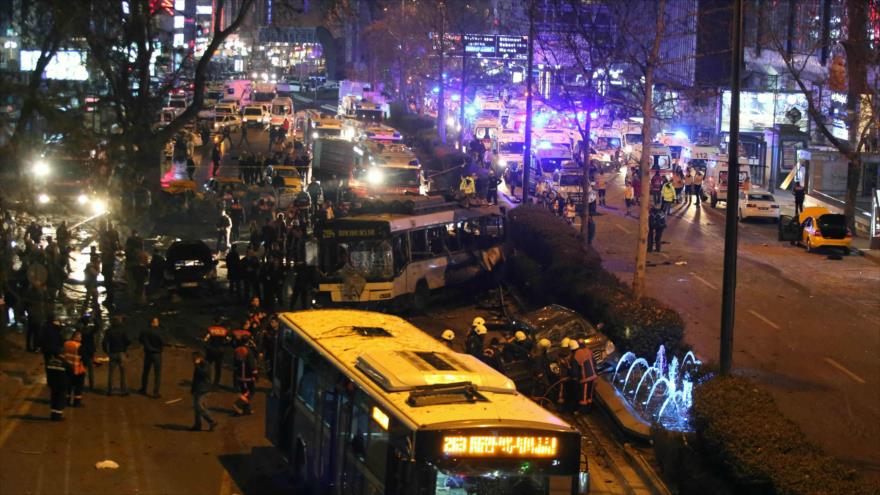Policías, bomberos y agentes de servicios de emergencia reunidos en lugar de un atentado con coche bomba en Ankara, capital de Turquía. 13 de marzo de 2016