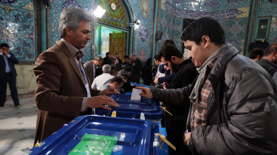 Electores iraníes votan en los comicios legislativos y para la Asamblea de Expertos, 26 de febrero de 2016.