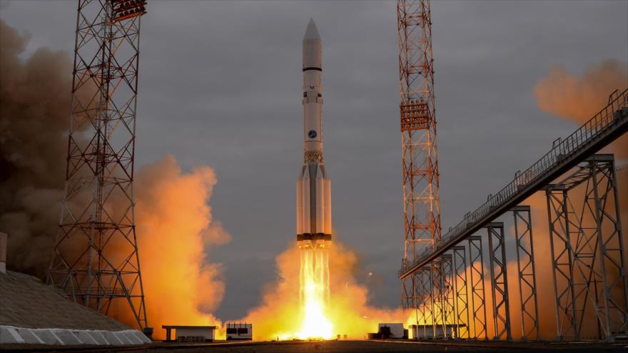 Cohete Proton-M despega del cosmódromo de Baikonur, Kazajstán, con el orbitador ExoMars, 14 de marzo de 2016.
