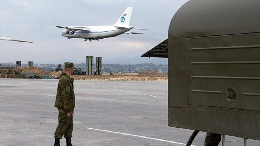 Militares rusos en la base aérea de Hmeymim, situada en la ciudad de Latakia, oeste de Siria.