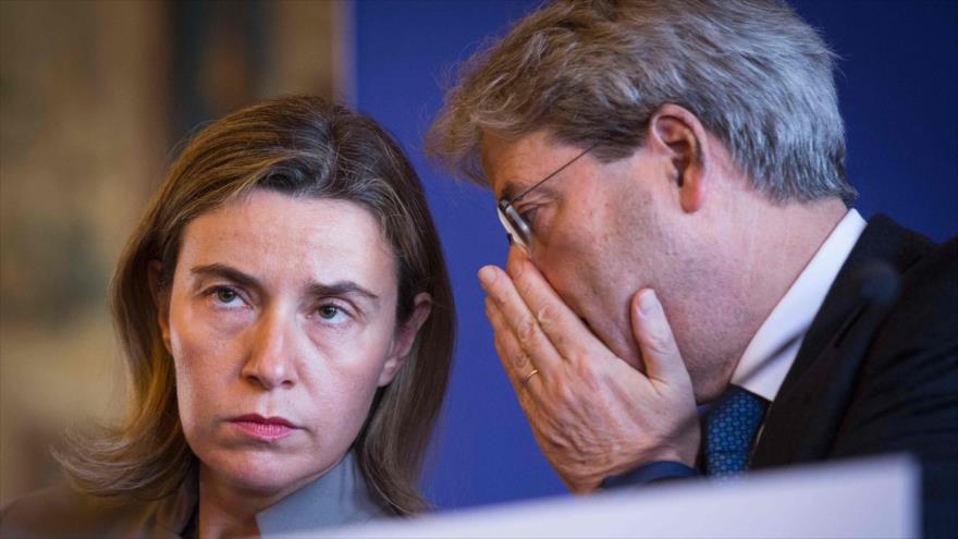 La jefa de la Diplomacia de la Unión Europea (UE), Federica Mogherini, y el canciller italiano, Paolo Gentiloni, durante una reunión entre las autoridades estadounidenses y europeas para abordar las situaciones de Siria y Ucrania en París, capital de Francia, 13 de marzo de 2016.